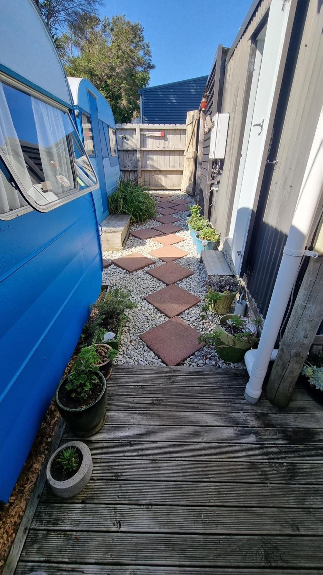 Raglan West Retro Beach Vibe Accommodation Exterior photo